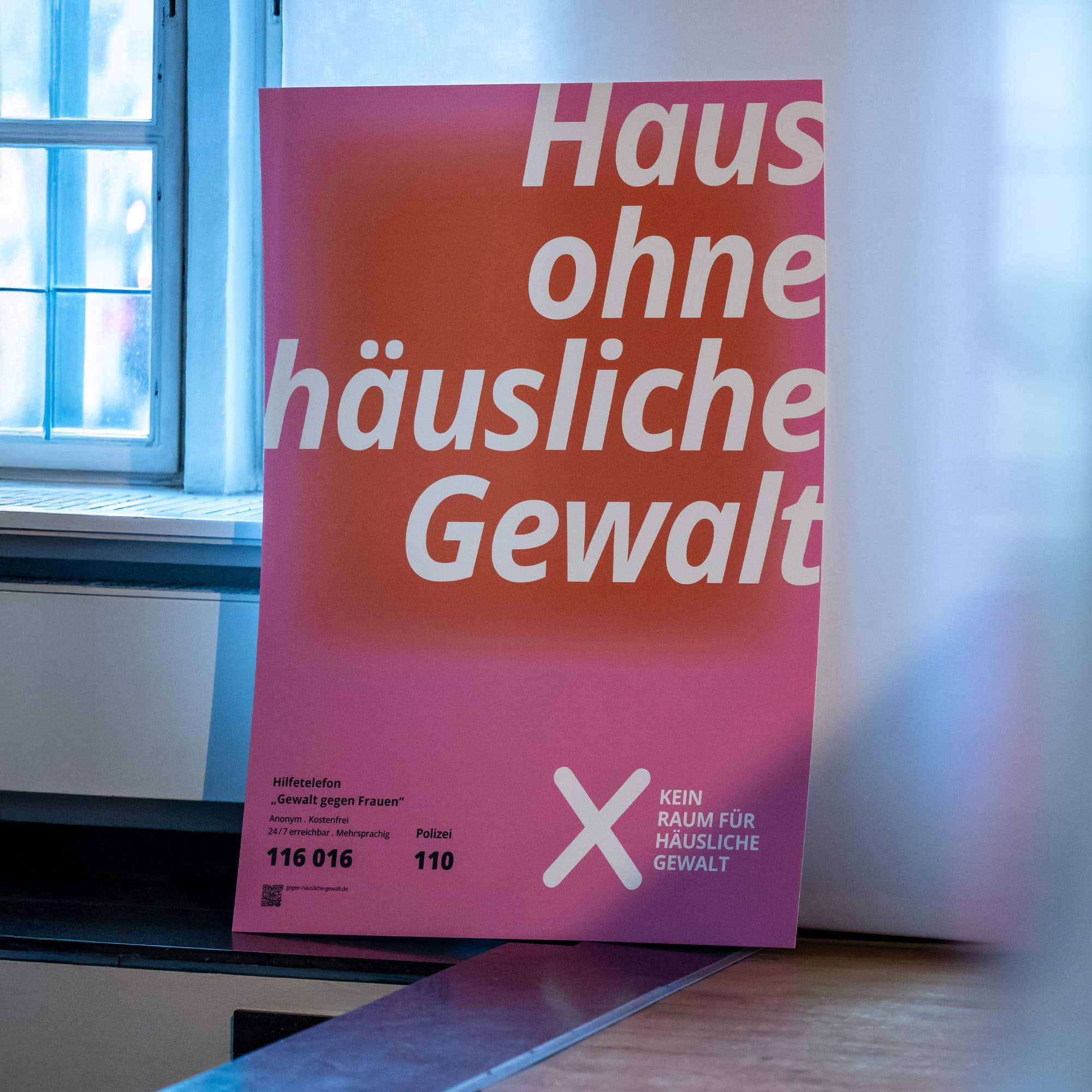Kampagnenplakat „Kein Raum für häusliche Gewalt“ im öffentlichen Raum mit dem Zitat „Nicht mein Problem … oder doch?“, das zur Aufmerksamkeit und zum Hinsehen aufruft.