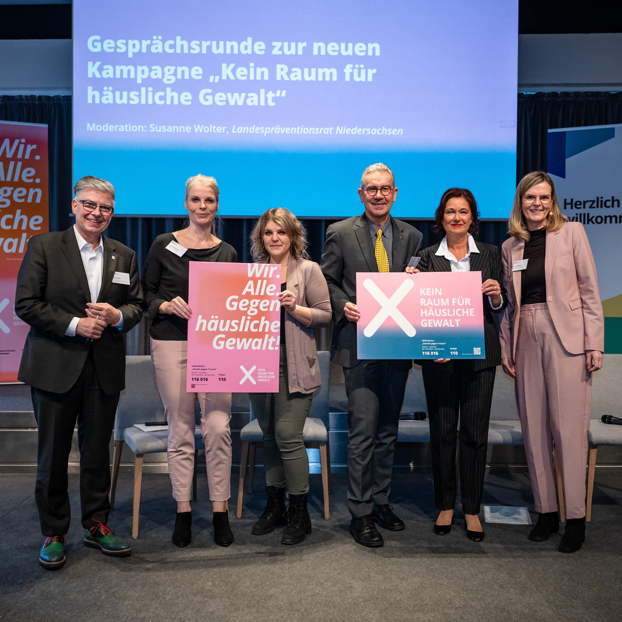 Kampagnenplakat „Kein Raum für häusliche Gewalt“ im öffentlichen Raum mit dem Zitat „Nicht mein Problem … oder doch?“, das zur Aufmerksamkeit und zum Hinsehen aufruft.