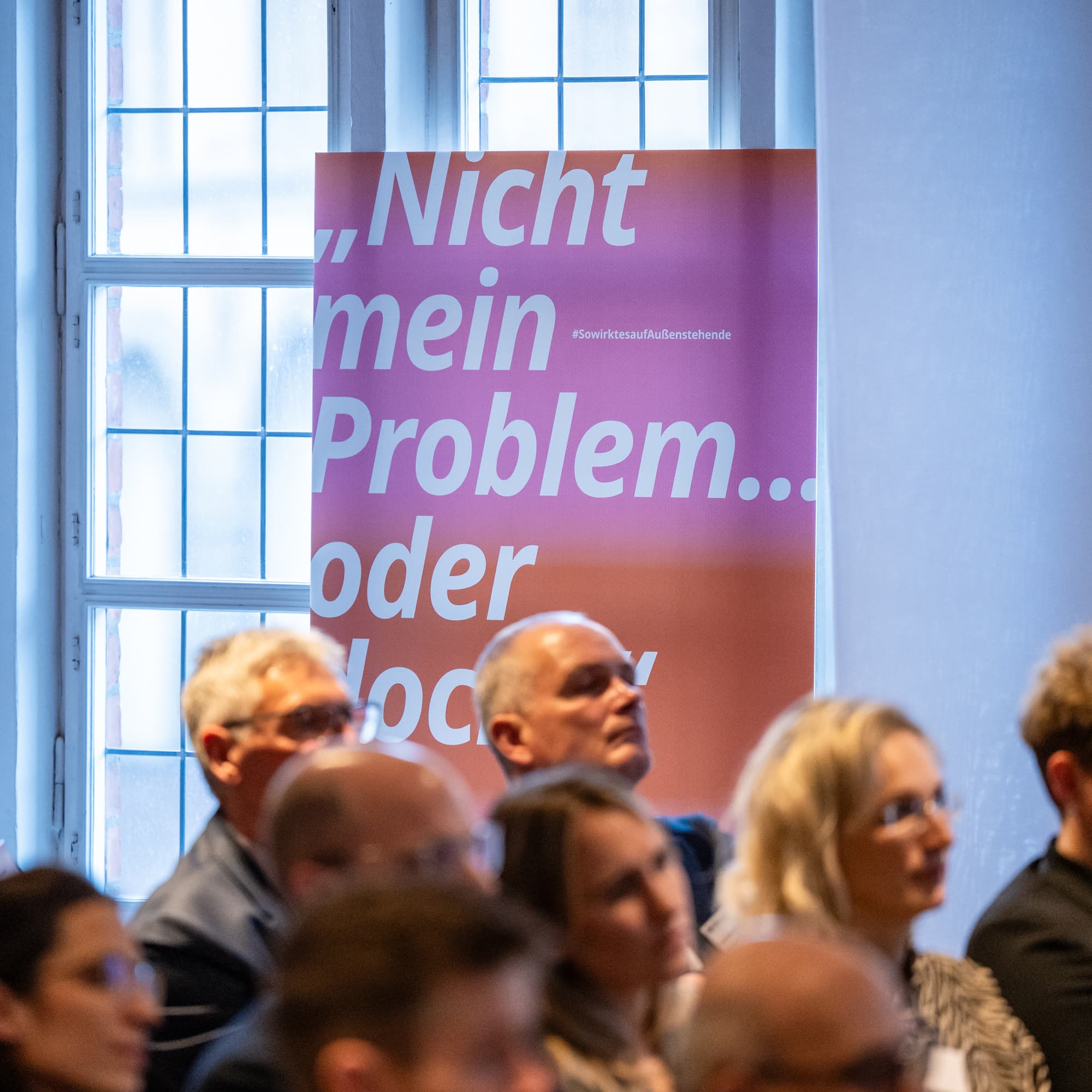 Kampagnenplakat „Kein Raum für häusliche Gewalt“ im öffentlichen Raum mit dem Zitat „Nicht mein Problem … oder doch?“, das zur Aufmerksamkeit und zum Hinsehen aufruft.