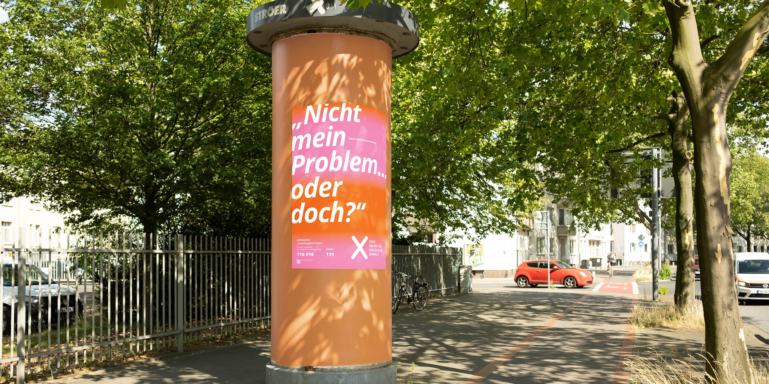 Plakat der Kampagne „Kein Raum für häusliche Gewalt“ mit dem Zitat „Seine Liebe tut weh“ und Hinweisen auf Hilfsangebote, platziert auf einer Werbefläche im öffentlichen Raum.