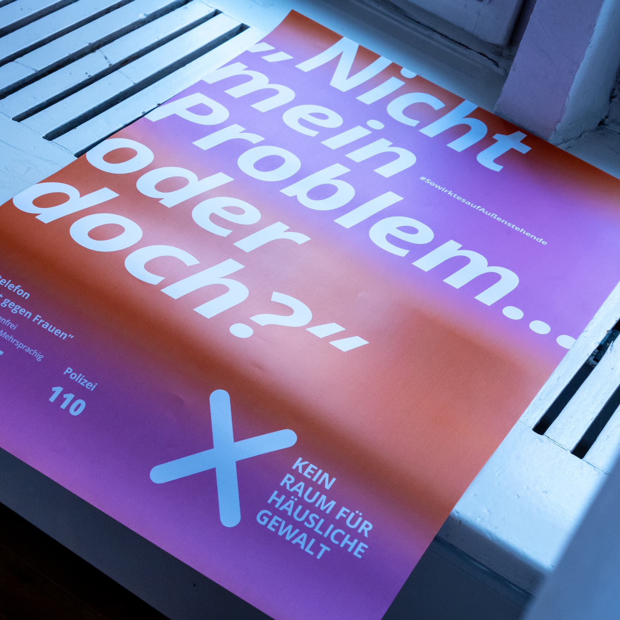 Kampagnenplakat „Kein Raum für häusliche Gewalt“ im öffentlichen Raum mit dem Zitat „Nicht mein Problem … oder doch?“, das zur Aufmerksamkeit und zum Hinsehen aufruft.